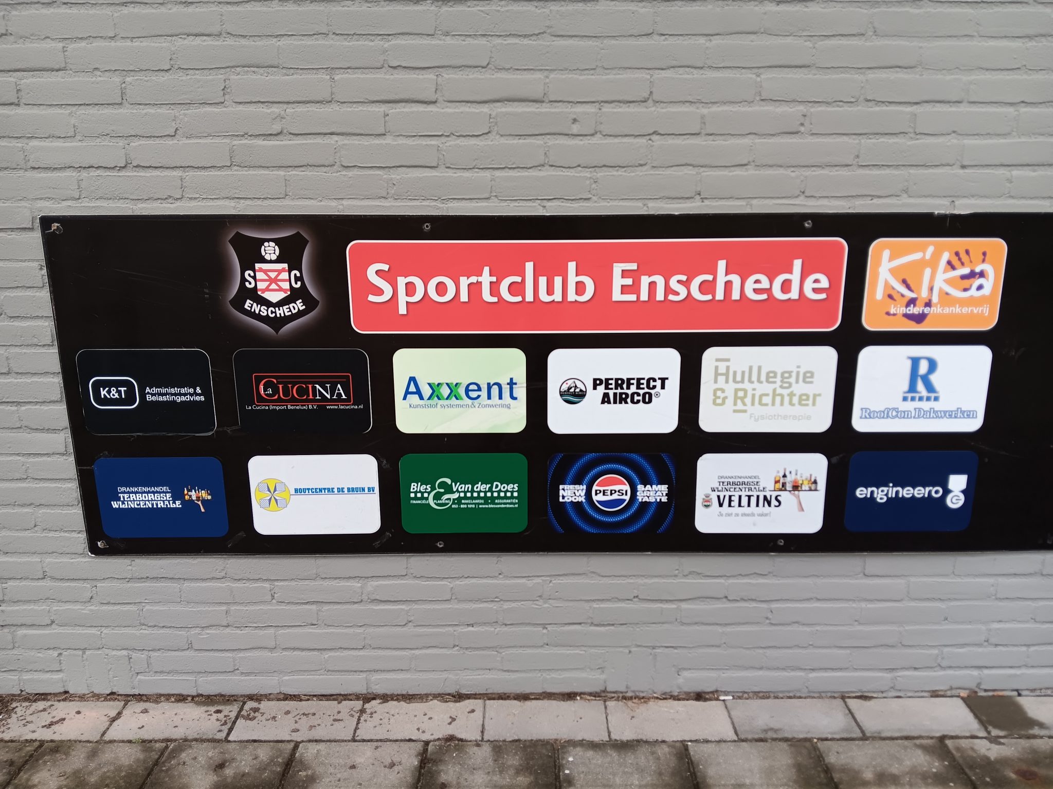 Sticker op Sponsorbord kantine